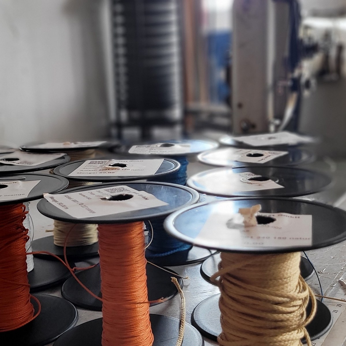 Bobines de fil colorées utilisées pour les réparations à l'atelier Aerotech
